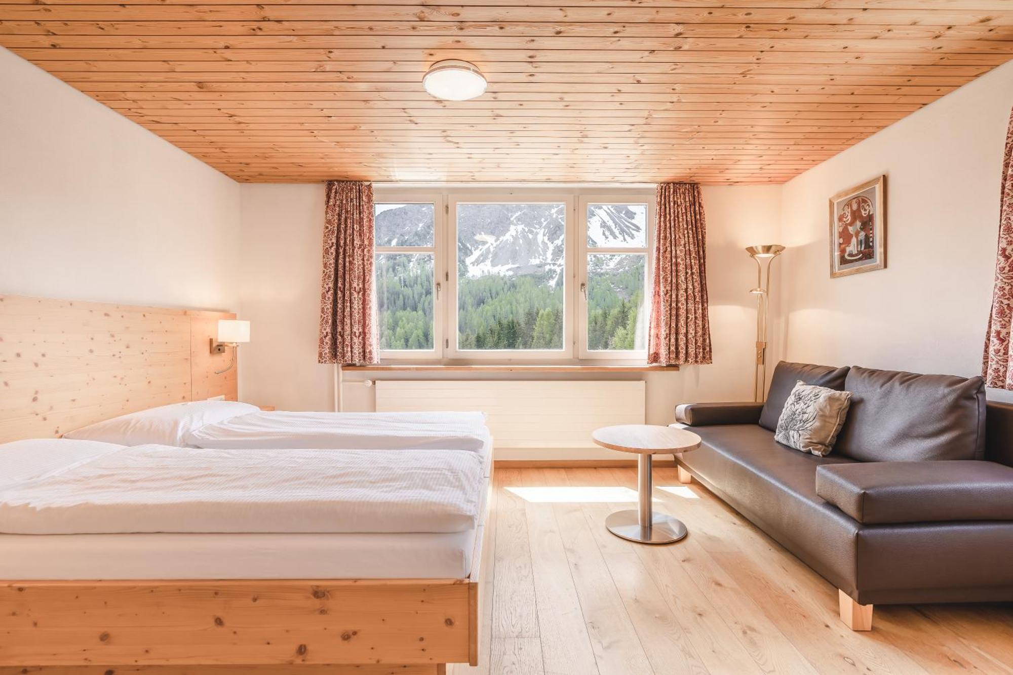 Hotel Alpensonne - Panoramazimmer & Restaurant Arosa Room photo